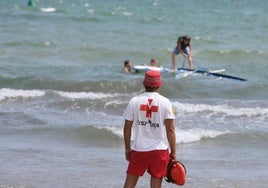 Un socorrista en una playa de Valencia.