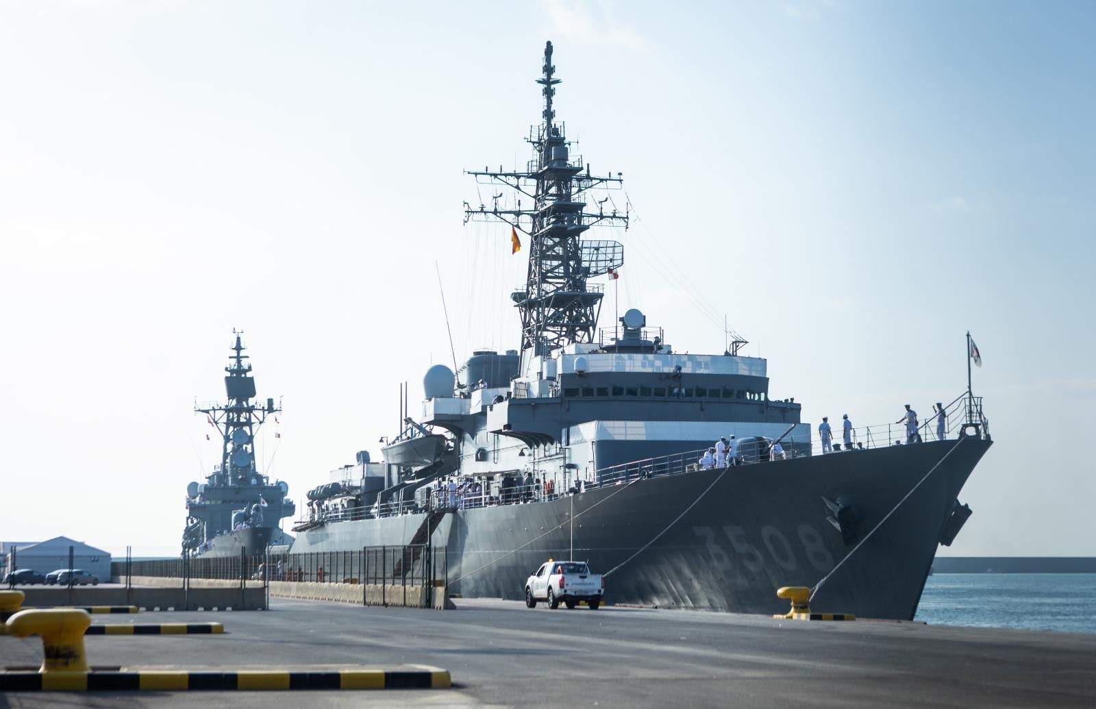 Dos buques japoneses hacen escala en el puerto de Valencia