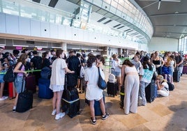 Cola de pasajeros en el aeropuerto de Valencia.