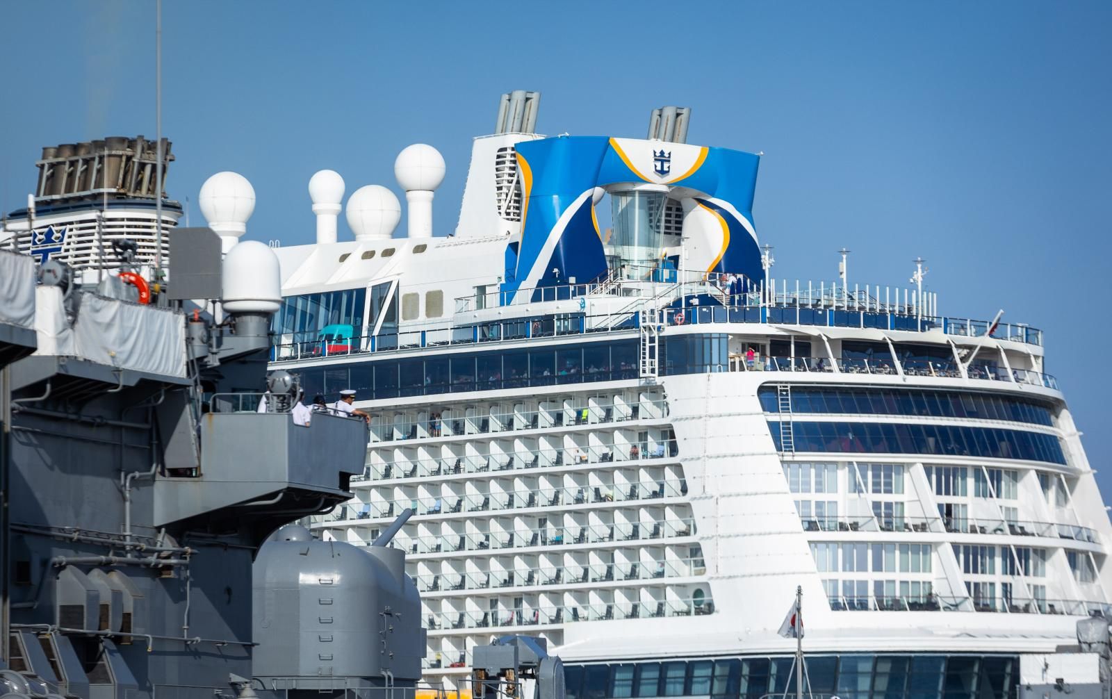 Dos buques japoneses hacen escala en el puerto de Valencia