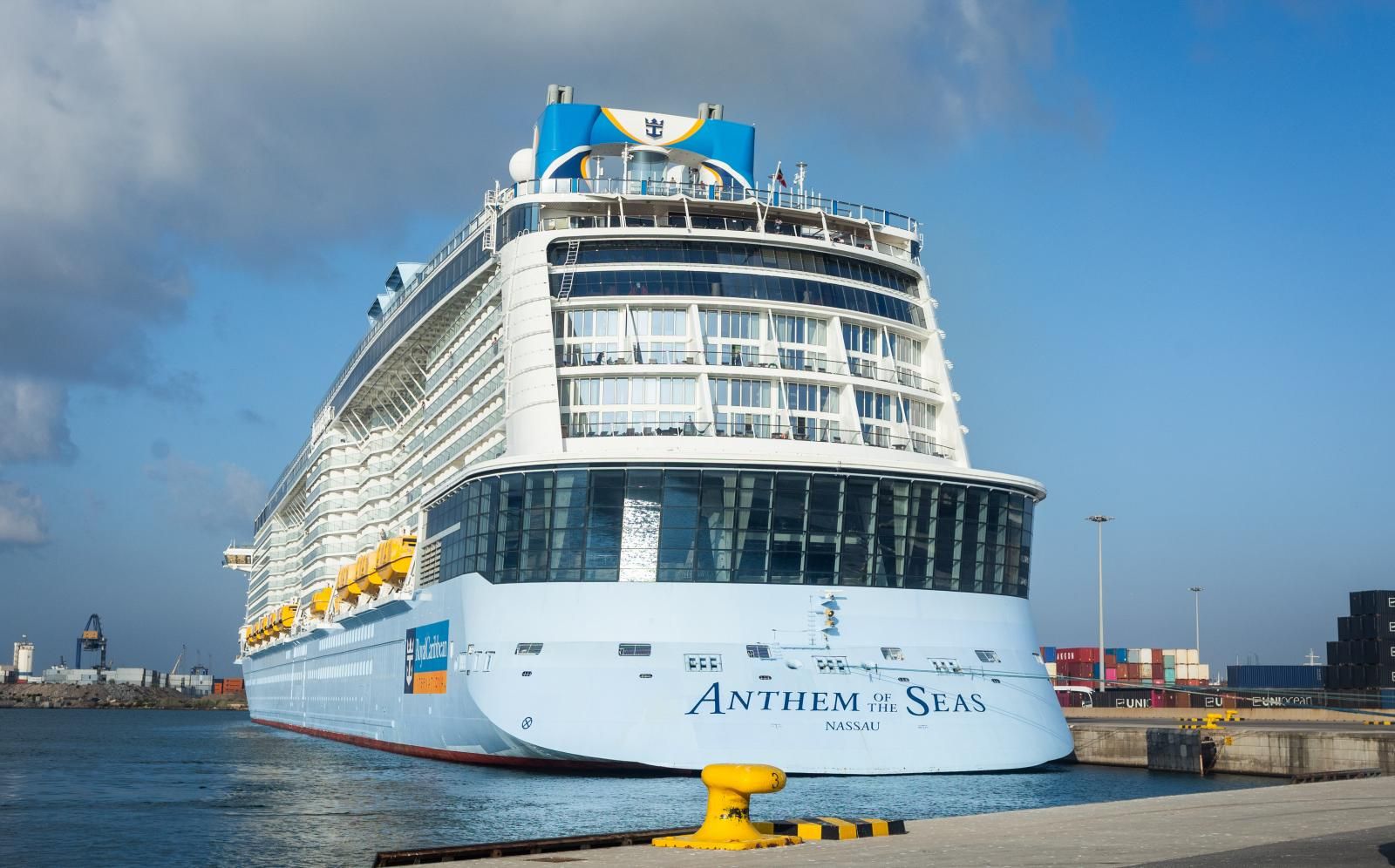 Dos buques japoneses hacen escala en el puerto de Valencia