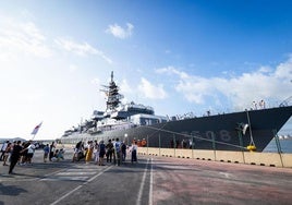 Llegada de los dos barcos de guerra japoneses al puerto de Valencia.