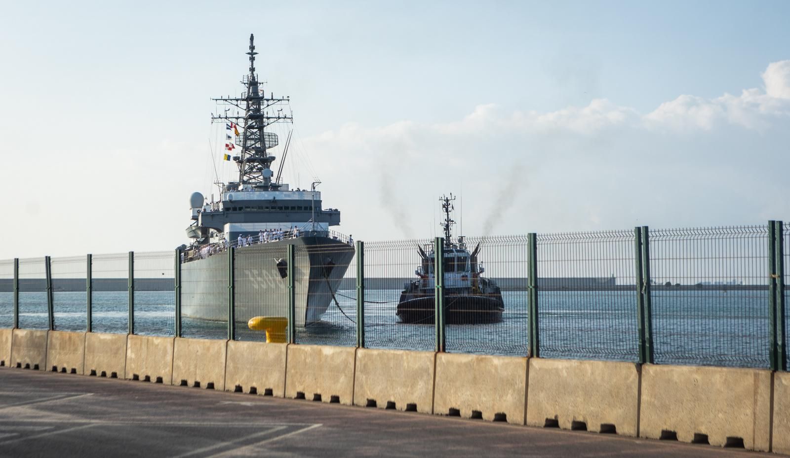 Dos buques japoneses hacen escala en el puerto de Valencia