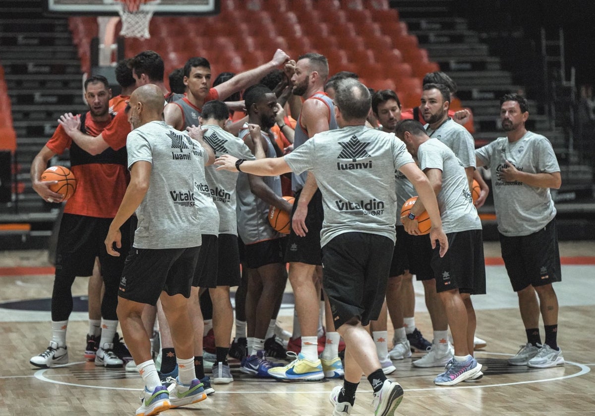 La plantilla entrena en grupo para preparar el inicio de temporada.