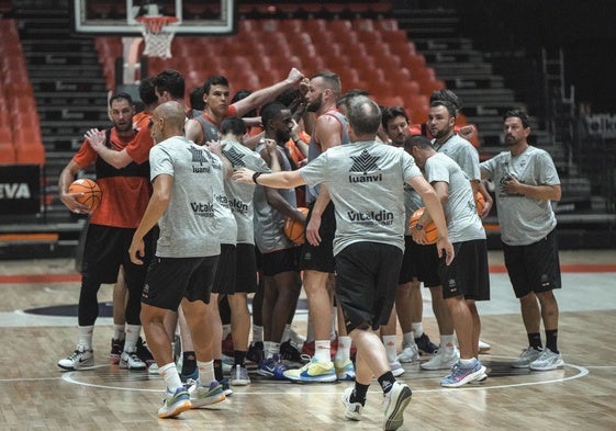 La plantilla entrena en grupo para preparar el inicio de temporada.