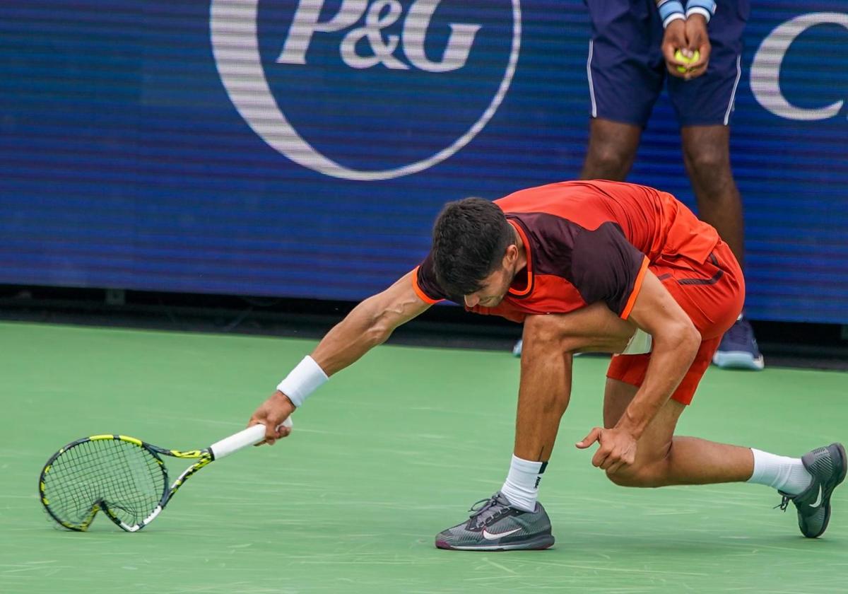 Carlos Alcaraz rompe su raqueta en el partido ante Gael Monfils.