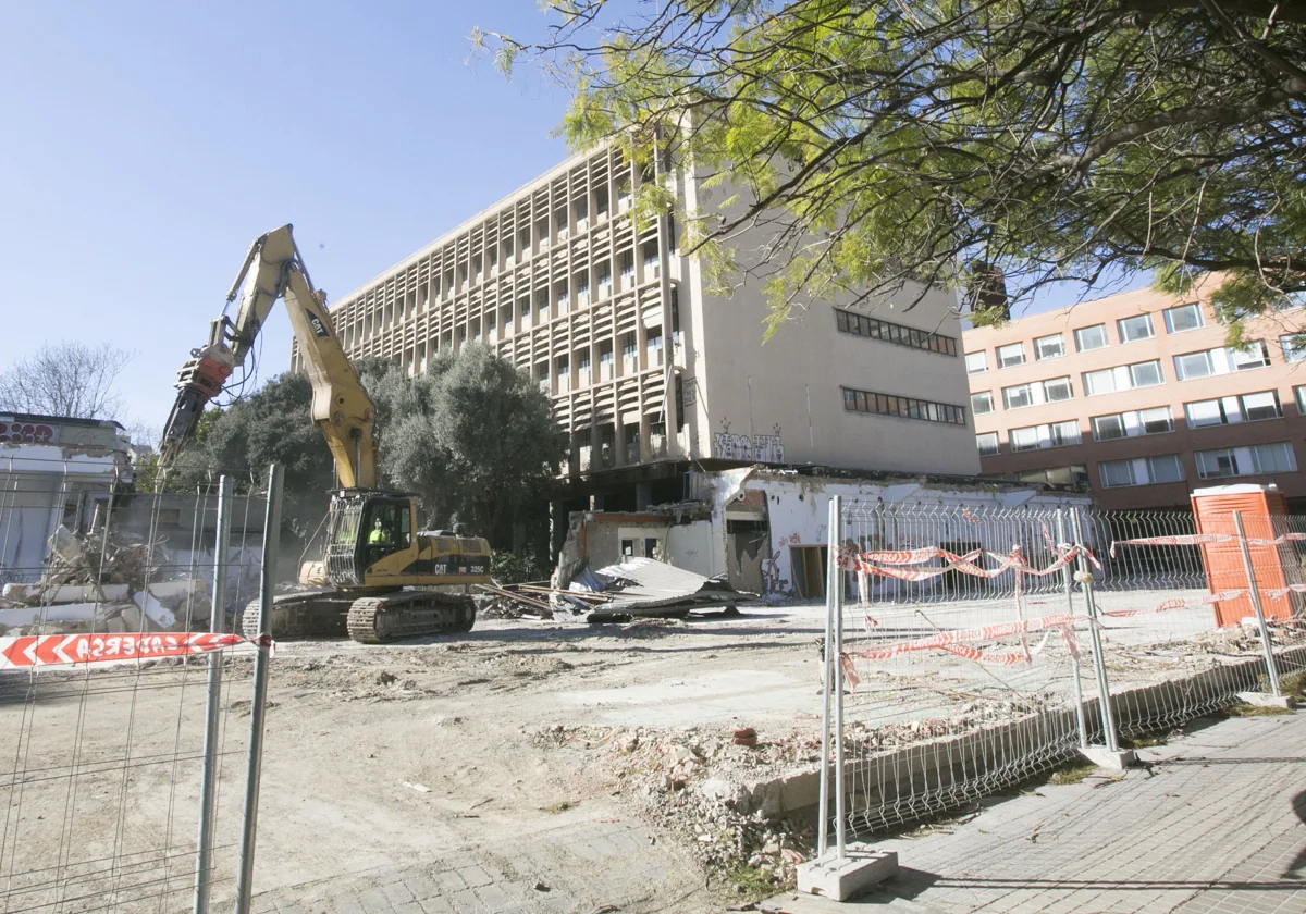 Mazón adelanta a diciembre el fin de la primera fase de las obras del Hospital Clínico 