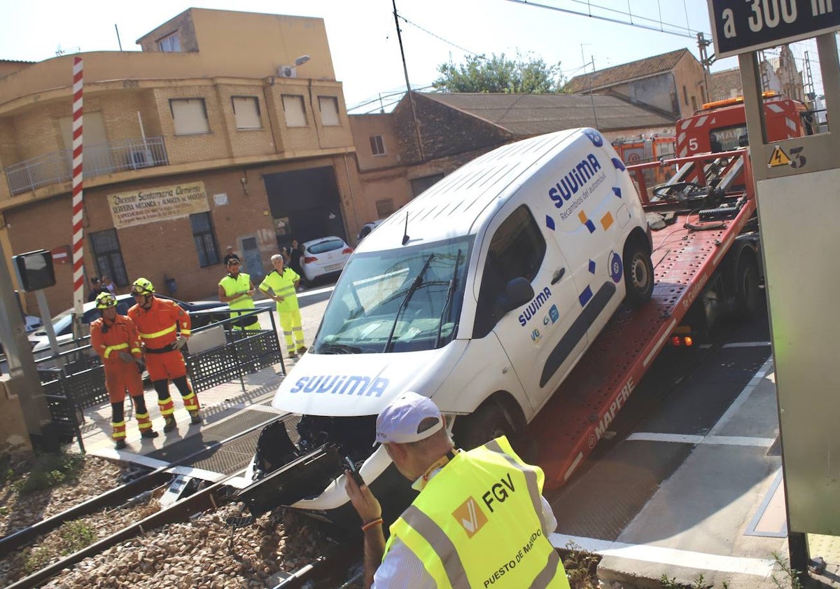 Imagen principal - Retirada de la furgoneta siniestrada en el paso a nivel de Moncada.