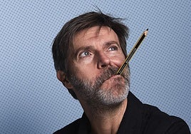 Paco Roca posa graciosamente con un lápiz