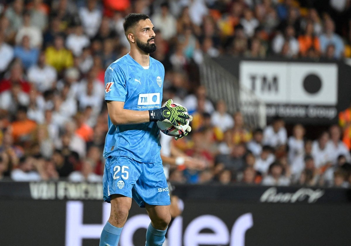 Mamardashvili, en el partido contra el Barça.