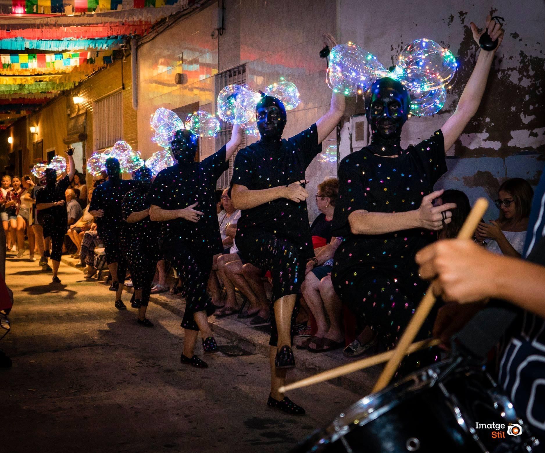 Los participantes interpretan el baile tradicional.