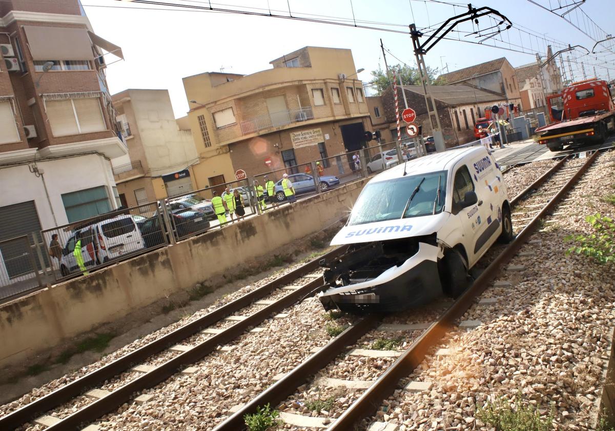 Herido el conductor de una furgoneta tras ser arrollada por un metro en Moncada