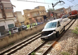 Furgoneta siniestrada en el paso a nivel de Moncada.