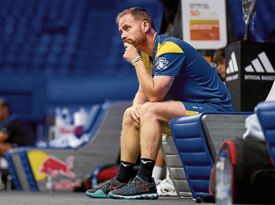 Jorge Bellmont observa un partido en el Palacio De Deportes José María Martín Carpena.