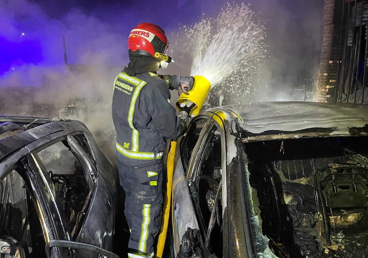 Bombero durante las labores de extinción del incendio.