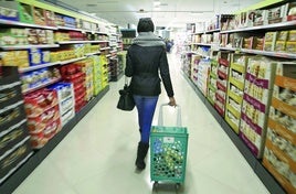 Una mujer camina en unos de los pasillos de Mercadona.