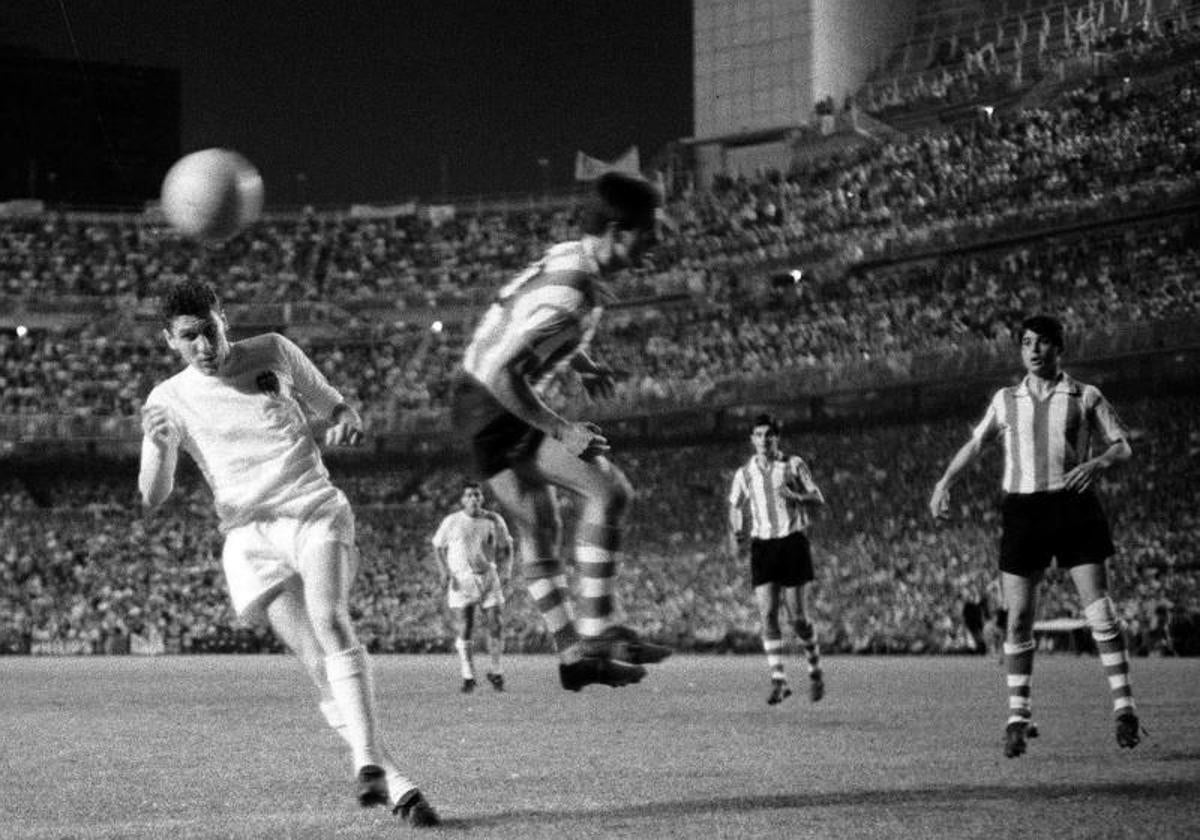 Paquito (i), el 2 de julio de 1967, del Valencia, remata de cabeza ante los defensas del Athletic, durante la final de la Copa del Generalísimo disputada en el Santiago Bernabéu.