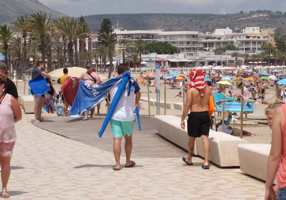 Empresarios y comerciantes del Arenal de Xàbia muestran su rechazo a un festival en Semana Santa 