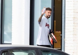 Samu Castillejo, llegando a la Ciudad Deportiva de Paterna.