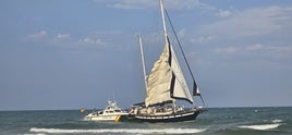 La Guardia Civil acude al rescate del velero.