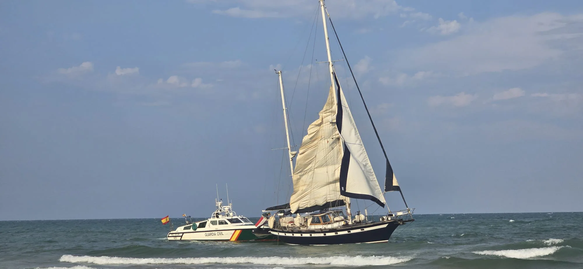 Un velero encalla en una playa de la Safor 