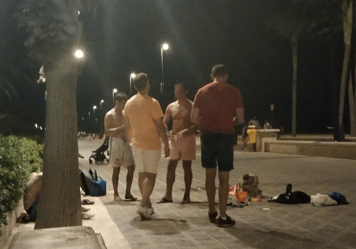 Dos policías nacionales de paisano junto a tres detenidos por robar en la playa.