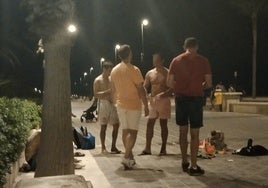 Dos policías nacionales de paisano junto a tres detenidos por robar en la playa.