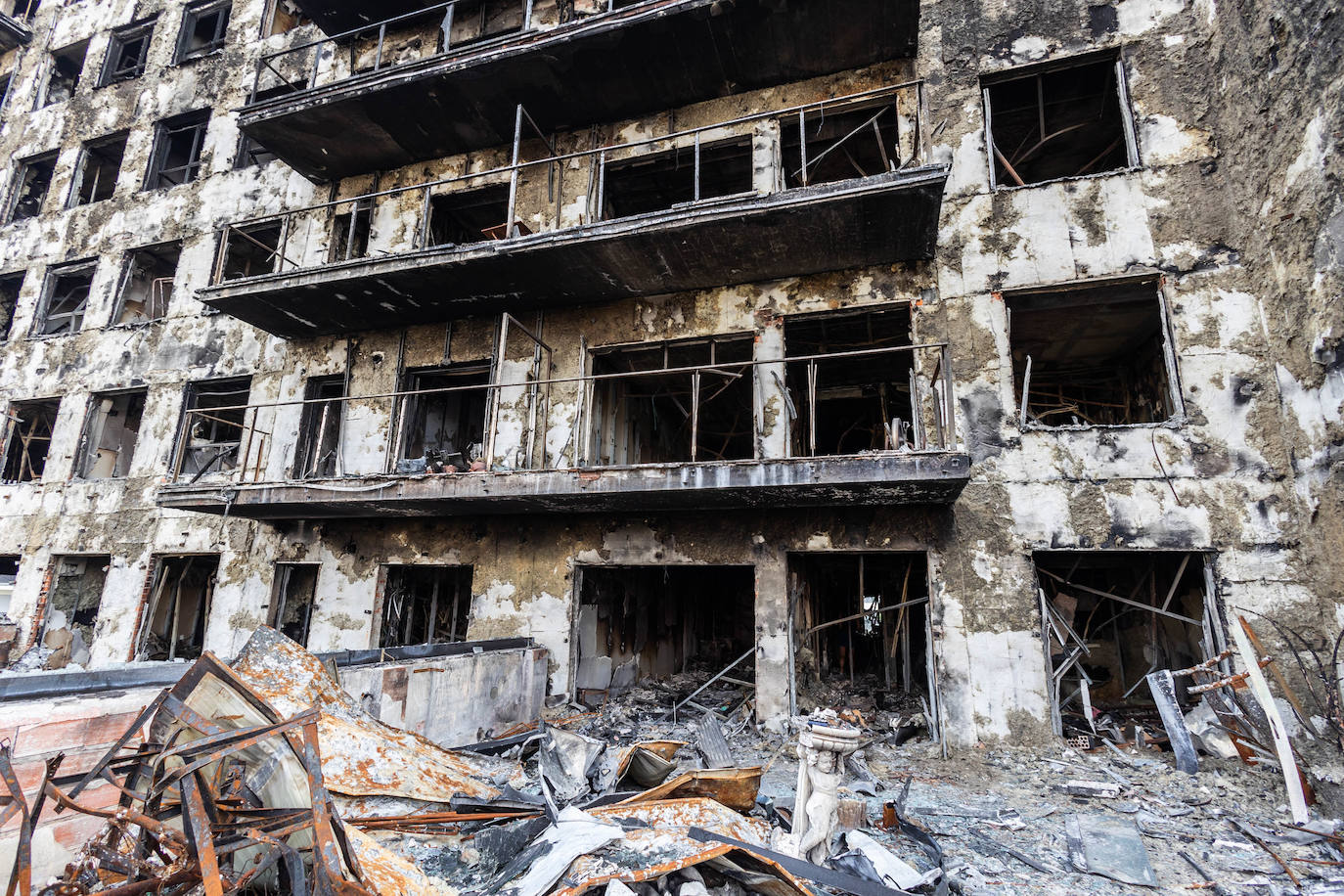 Fotos: así quedaron por dentro el edificio y los pisos del incendio de Campanar