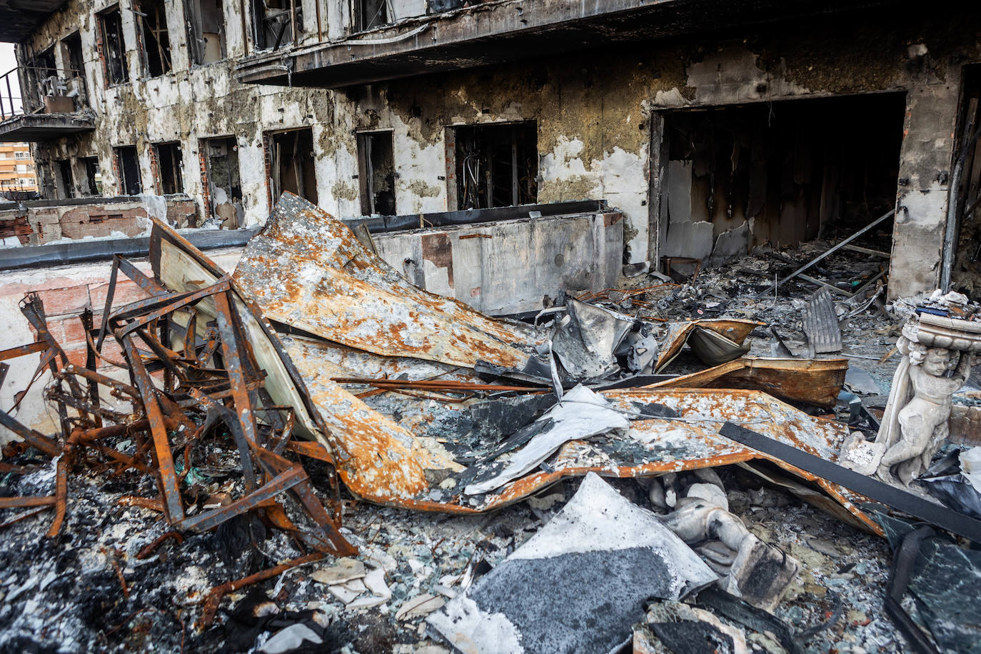 Fotos: así quedaron por dentro el edificio y los pisos del incendio de Campanar