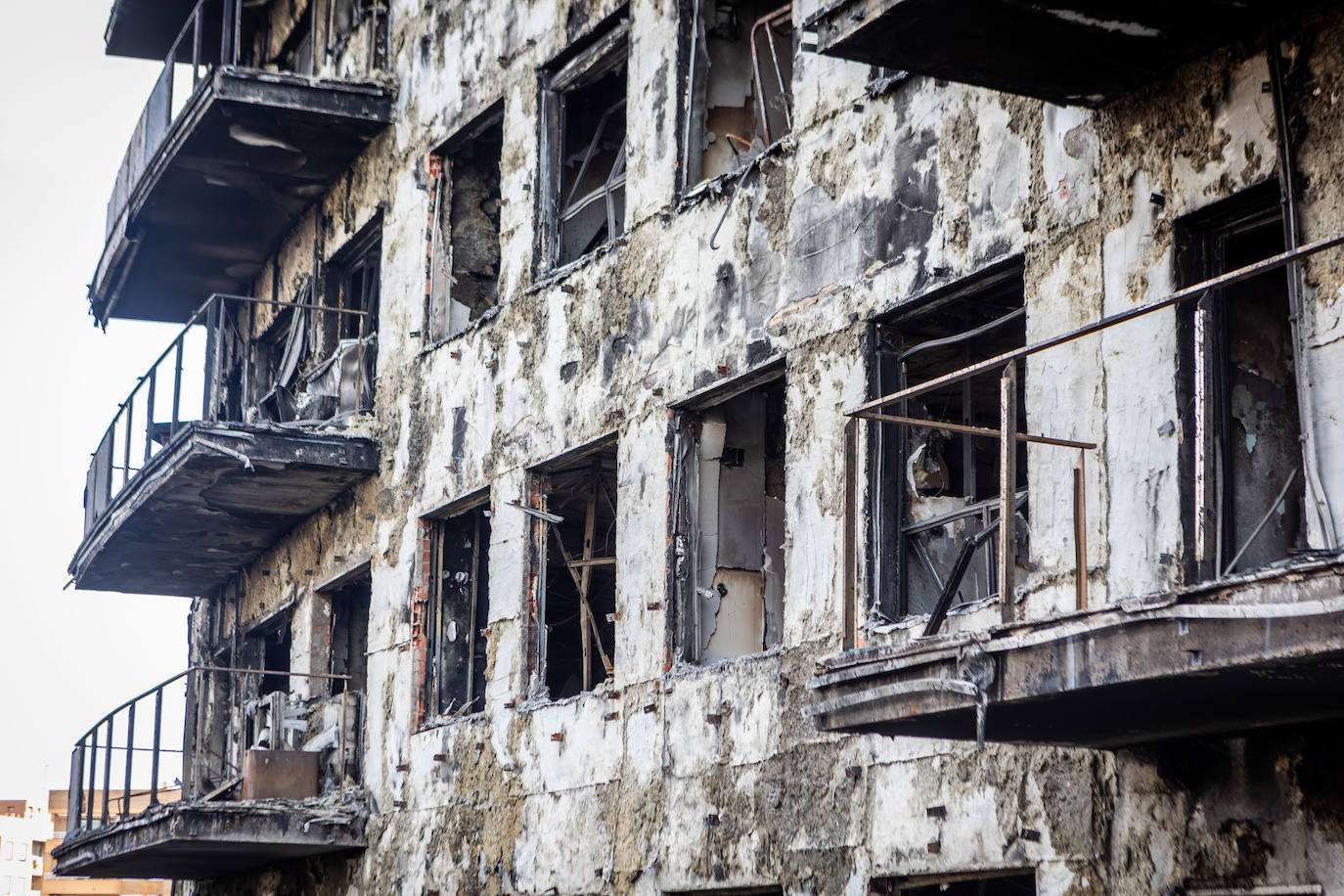 Fotos: así quedaron por dentro el edificio y los pisos del incendio de Campanar