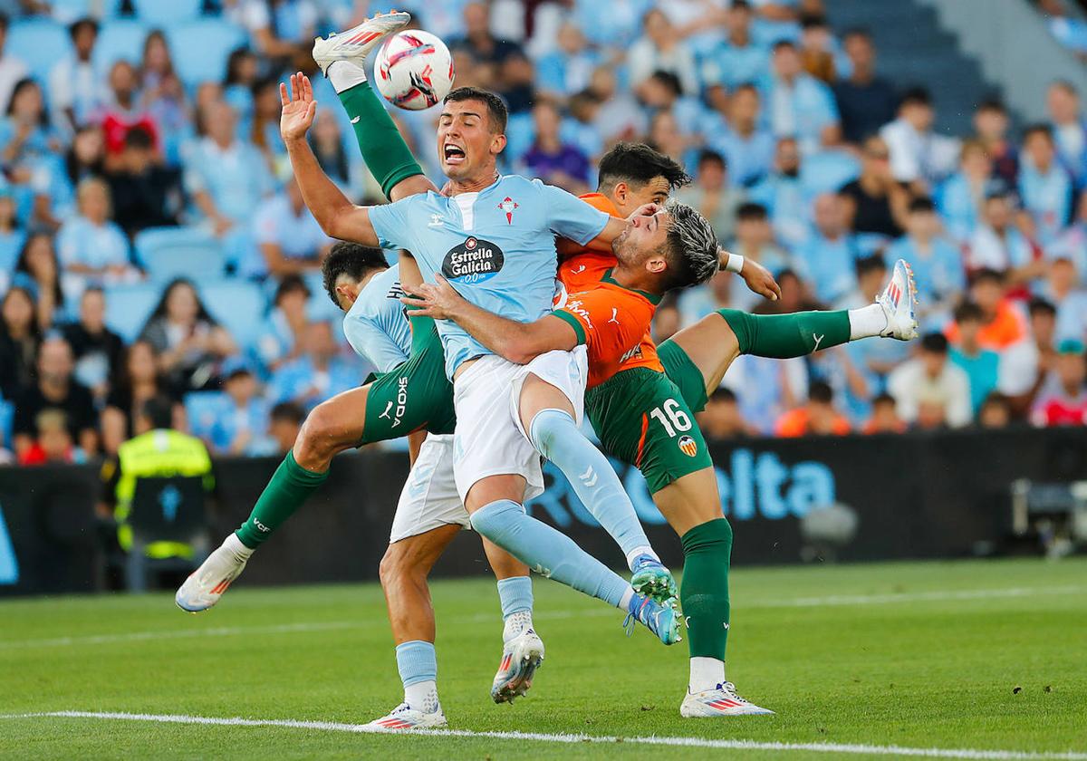 Hugo Duro y Diego López, intentando un remate ante la defensa del Celta.