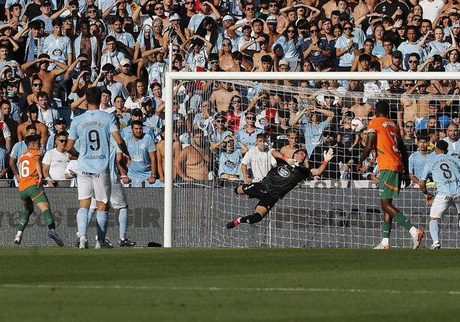 Diego López anotó el único gol valencianista.