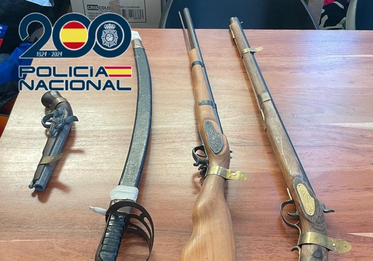 Las armas que se han encontrado en la vivienda del arrestado.