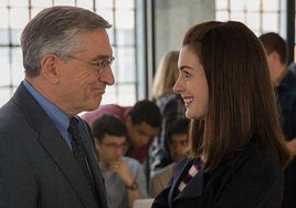 Robert de Niro y Anne Hathaway en 'El becario'.