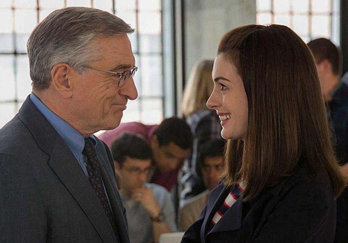 Robert de Niro y Anne Hathaway en 'El becario'.