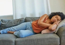 Una mujer hace la siesta en una imagen de archivo.