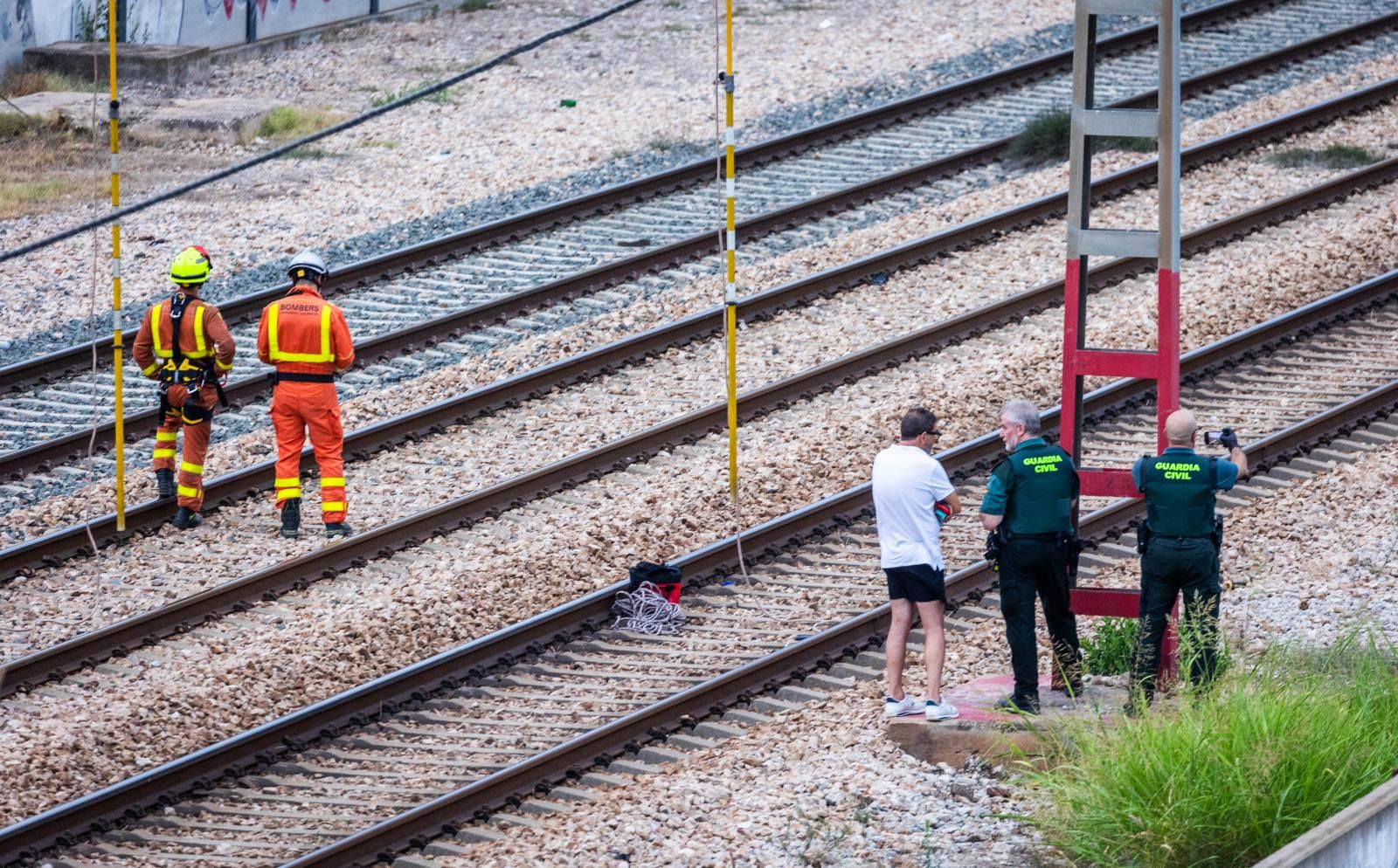 Un hombre se encarama en la catenaria de Alfafar