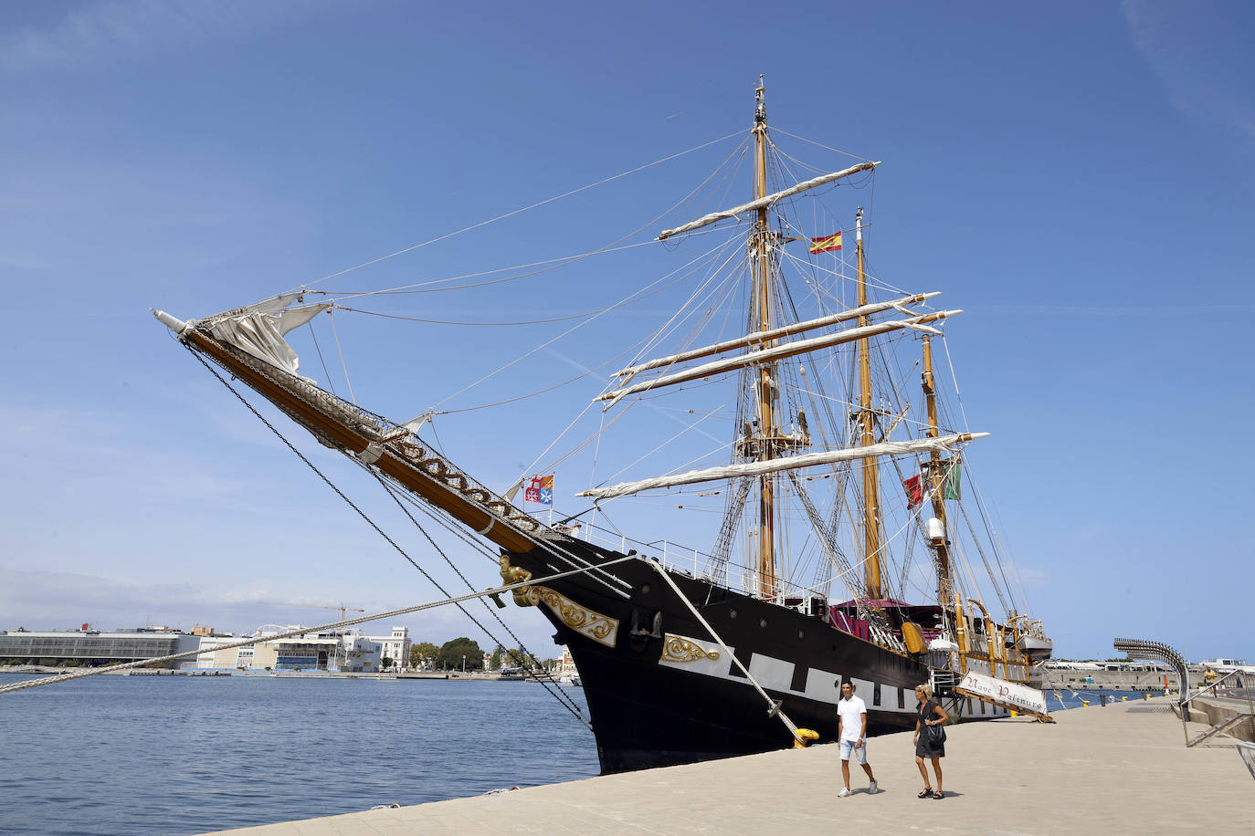 Fotos del buque de la armada italiana que ha abierto sus puertas en Valencia