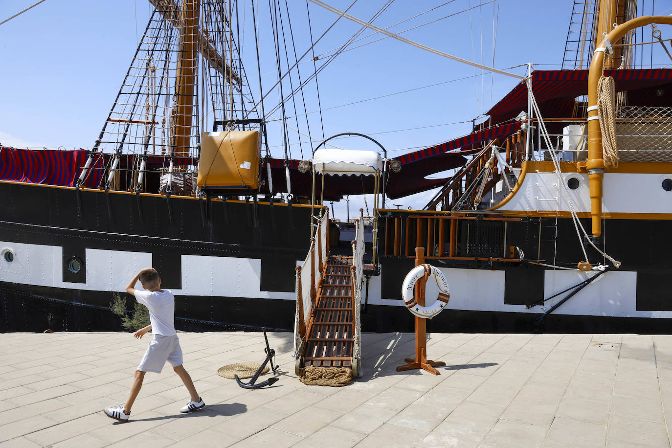 Fotos del buque de la armada italiana que ha abierto sus puertas en Valencia