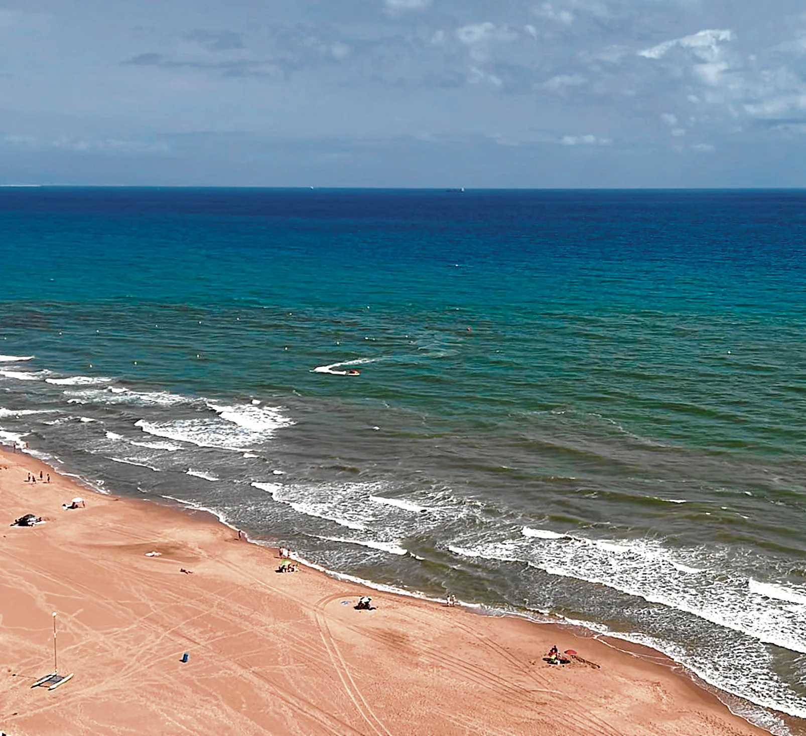 El desagüe de la Albufera vuelve a manchar las playas del sur y enfada a los vecinos 