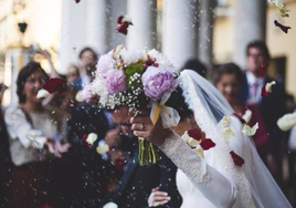 Dos novios, tras la ceremonia.