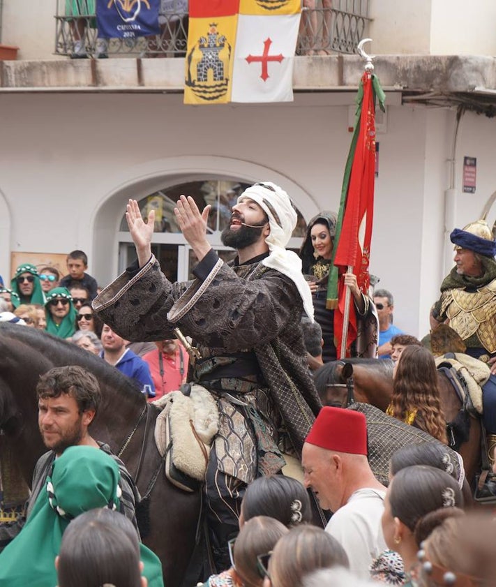 Imagen secundaria 2 - Las embajadas y el desfile final cierran la &#039;Setmana Gran&#039; de los Moros y Cristianos de Ontinyent