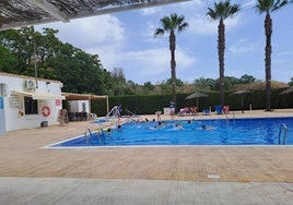 La piscina municipal, con el bar de las instalaciones a la izquierda.