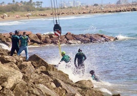 Equipos de rescate en el espigón de Massalfassar.