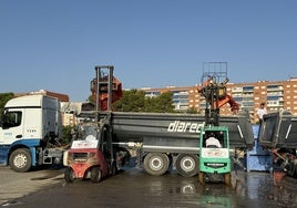 Camiones cargando los 150.000 kilos de tomate.