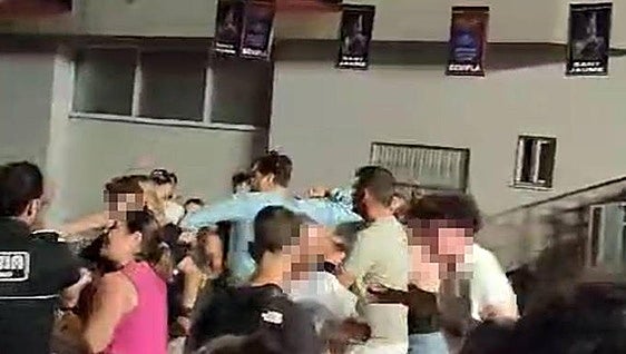 El alcalde de Beniflà denuncia a uno de los menores de la trifulca en la discomóvil