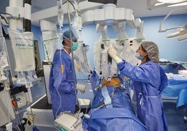 Un equipo quirúrgico durante una operación en un hospital.