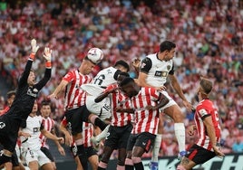 Jugadores del Athletic y del Valencia pugnan por un balón aéreo.