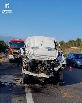 Furgoneta donde ha fallecido un hombre en un accidente en la AP-7.