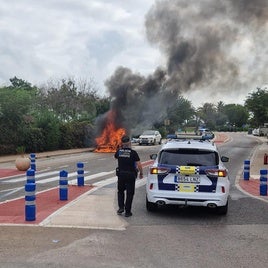 El coche arde en la ronda Antoni Ludeña.